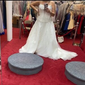 Brand new wedding dress never worn after bought